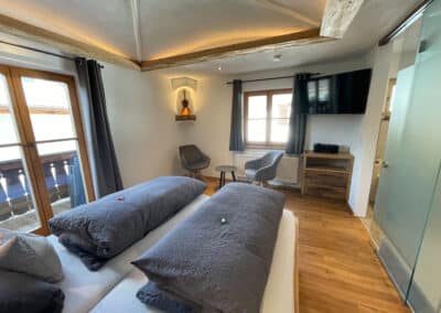 Ferienwohnung Wetterstein Schlafzimmer mit modernem Bad